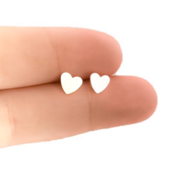 ❤︎Cute 925 Sterling Silver Small Sized 7mm Heart Shaped Stud Earrings❤︎ - Picture 1 of 6